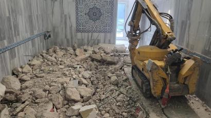 Bild: Gerhard Geiger/exb
In dem Raum im Badetempel des Sibyllenbads, wo Badegäste auf dem warmen Marmorstein angenehme Massagen genießen durften, liegt inzwischen Bauschutt.