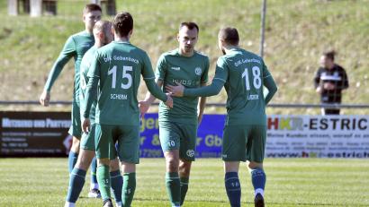 Bild: Hubert Ziegler
Die Spieler der DJK Gebenbach machen sich gegenseitig Mut. Eine wichtige Geste vor dem Gastspiel in Würzburg.