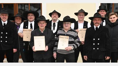 Bild: gf
Die für langjährige Mitgliedschaft geehrten Zimmerer zusammen mit Vorstandsmitgliedern der Zimmerleute und Schreiner Amberg. Von links: Norbert Weiß, Josef Donhauser, Thomas Peichl, Hans Donhauser, Volker Brandt, Albert Schanderl, Andreas Drexler, Ludwig Simon, Alfons Mertel und Daniel Donhauser.