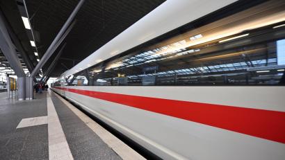 Bild: Martin Schutt/dpa
Ein ICE fährt in den Erfurter Hauptbahnhof.