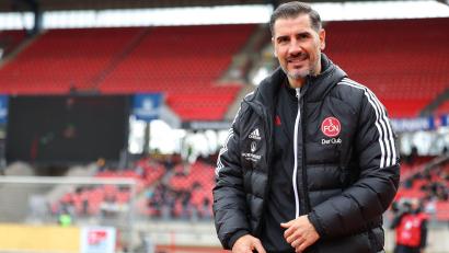 Bild: Daniel Karmann/dpa
Der Nürnberger Trainer Cristian Fiel steht vor Spielbeginn auf dem Platz.
