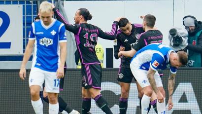 Bild: Uwe Anspach/dpa
Bayern-Star Jamal Musiala (M.) lässt sich nach seinem ersten Treffer feiern.