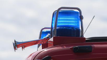 Bild: Robert Michael/dpa-Zentralbild/ZB/Symbolbild
Blaulichter leuchten auf dem Dach eines Einsatzfahrzeugs der Feuerwehr.