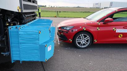 Bild: Trafikverket/Chalmers University of Technology /dpa
Ein Lkw mit einer aus Aluminiumwaben bestehenden Front, die zu weniger verheerenden Kollisionen führen soll.