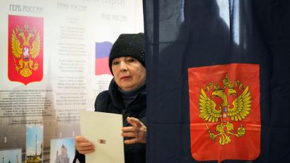 Bild: Dmitri Lovetsky/AP
Stimmabgabe in einem Wahllokal in St. Petersburg.