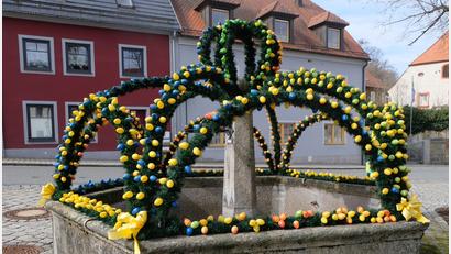 Bild: le
Der Brunnen auf dem Luitpoldplatz ist für die Osterzeit geschmückt.