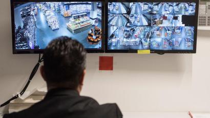 Symbolbild: Boris Roessler/dpa
Ein Angestellter eines Ladens in Marktredwitz stoppte einen Dieb.