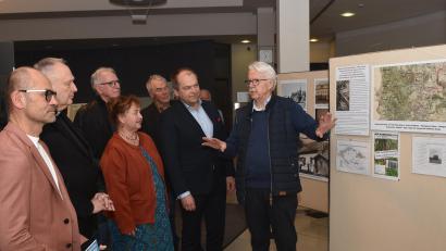 Bild: Thomas Sporrer
Auf große Resonanz stieß die Eröffnung der Fotoausstellung Paulusbrunn „Früher – Heute“ in den Räumen der Sparkasse. Rainer Christoph von der Arge Paulusbrunn hat die Ausstellung konzipiert und führte die Gäste persönlich durch die Bilderschau. Sie war bereits in Altenstadt und Weiden der Öffentlichkeit präsentiert worden.