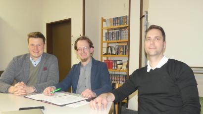 Bild: rn
Klaus Ginglseder, Andreas Wagener und Matthias Holl (von links) wurden in ihren Ämtern an der Spitze des Vereins der Freunde des Gymnasiums Eschenbach bestätigt. Hildegard Tretter (zweite Vorsitzende) war verhindert.