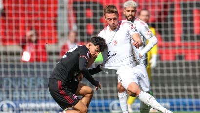Bild: Daniel Karmann/dpa
Der 1. FC Nürnberg ging vor dem FC St. Pauli in die Knie: In dieser Szene jagt der Hamburger Hauke Wahl (rechts) Club Stürmer Can Uzun den Ball ab.