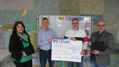 Bild: usc
1000 Euro stellte der Lions-Club Amberg-Sulzbach der Barbaraschule für die Anschaffung von Leih-I-Pads zur Verfügung. Von links: Rektorin Elke Schmidt, Günter Grießhammer (Vorsitzender des Fördervereins der Schule) sowie Michael Hemrich und Hans Fürnkäs vom Lions-Club Amberg-Sulzbach.