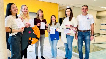 Bild: Mariella Kramer/exb
Bei seinem Besuch im Förderzentrum überreichte Ausbilder Jens Günther die Urkunden (von links): Emilie Thomassek, Lea Meyer, Birgit Weiß, Miriam Kroll, Stefanie Clark und Jens Günther.