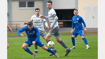 Bild: Werner Franken
Maurizio Göhlert (Mitte) und Stefan Graf (hinten links) beobachten, wie ein Spieler des TSV Bogen zu Boden geht.