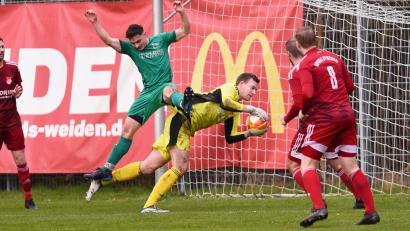 Bild: Büttner
Im Duell zwischen dem FC Weiden-Ost und der SpVgg Pfreimd ging es zur Sache. In dieser Szene schnappt sich der Pfreimder Keeper Michael Herrmann den Ball vor Ost-Akteur Max Wittmann.