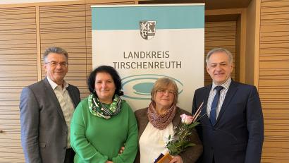 Bild: Landratsamt/Marie Kammermeier/exb
Ingeborg Prechtl (Zweite von rechts) wurde von Landrat Roland Grillmeier (rechts), der Personalratsvorsitzenden Ramona Wiesent und Personalchef Walter Brucker in den Ruhestand verabschiedet.