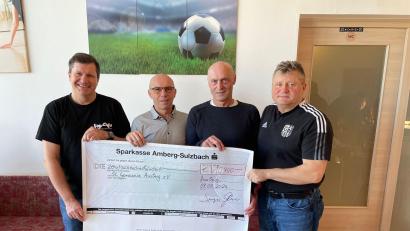 Bild: Förderverein SC Germania/exb 
Bei der Spendenübergabe (von links): Michael Gold (Kassier Förderverein), Alfred Scherm (Vorsitzender Hauptverein), Thomas Scherm (Zweiter Vorsitzender Förderverein) und Konrad Singer (Vorsitzender Förderverein).