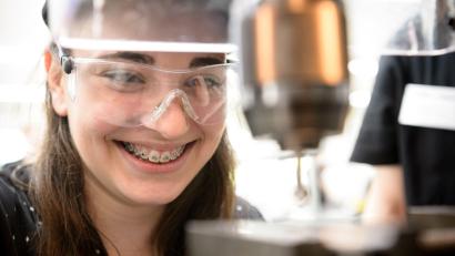 Symbolbild: Sina Schuldt/dpa
Beim Girls' Day können sich junge Frauen in "typischen" Männerberufen ausprobieren.
