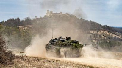 Bild: Bundeswehr Susanne Haehnel
Künstlichen Nebel hat der aufgewirbelte Staub auf der Panzerstraße ersetzt. Ein Kampfpanzer Leopard 2 ist zur Gefechtsaufklärung im Schatten der Hohenburg unterwegs.