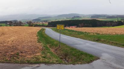 Bild: mnt
Links und rechts der Verbindungsstraße nach Tännesried könnte in Berg eine 12,8 Hektar große Freiflächenphotovoltaikanlage entstehen. Das Vorhaben befindet sich noch am Anfang der Planung. Es müssen zunächst Kapazitäten und mögliche Anschlusspunkte mit dem Netzbetreiber geprüft werden.