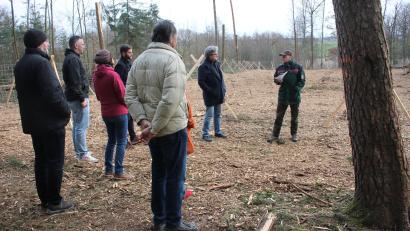 Bild: bjp
Abgeräumt sieht das stadteigene Waldstück (Hintergrund) auf der Flur "Lanz" aus. Doch Forstrevierleiter Martin Gottsche (rechts, mit Bürgermeister Bernhard Stangl Bauausschussmitgliedern) ist überzeugt, dass hier in einigen Jahren eine vielfältige Pflanzen- und Tierwelt entstehen wird, die das "Ökokonto" der Stadt Pressath nicht unerheblich auffüllt.