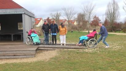 Bild: rha
Pflegekräfte testen die neu errichtete Rollstuhlrampe am Vilsauen-Pavillon.