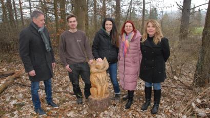 Bild: pop
Das Maskottchen Fritzi Fuchs mit Bürgermeister Mathias Huger, Daniel Leikam, Katharina Lautenschlager, Simone Fleischmann, Vorsitzende Gabi Kirschner (von links).