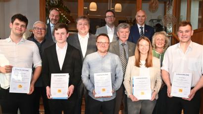 Bild: gf
Einser-Abschlüsse haben die besten Prüflinge der Innung für Elektro- und Informationstechnik erzielt. Unser Bild zeigt vorne (von links) Bastian Schwarz, Simon Bohn, Stefan Karg, Sabine Reindl und Michael Meckl.
