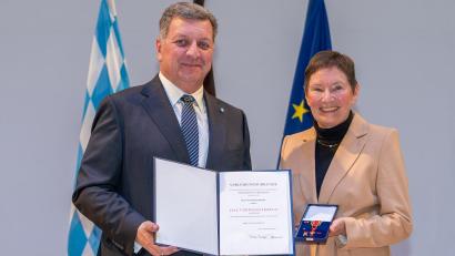 Bild: StMB/Harry Schindler/exb
Staatsminister Christian Bernreiter zeichnete Dagmar Kierner mit dem 
Bundesverdienstkreuz aus.