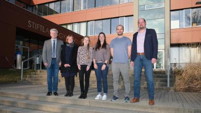 Bild: Stiftland-Gymnasium/exb
Schulleiter Matthias Weiser (links) und stellvertretender Personalratsvorsitzender Tobias Lang (rechts) begrüßten Stephanie Wiesent, Magdalena Gärber, Veronika Kammermeier und Raphael Göpfrich (von links).
