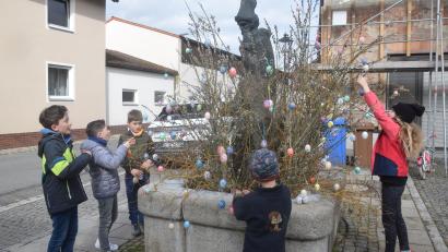 Bild: fz
Die Kinder bringen ihre selbst bemalten Eier mit und hängen sie an den Ästen am Florianbrunnen auf.