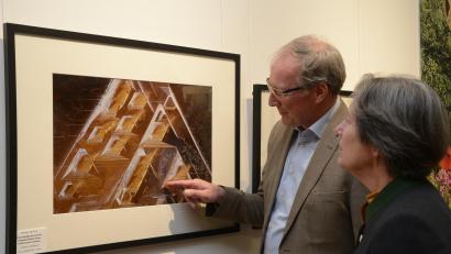 Bild: bey
Der Leiter des Geo-Zentraums, Dr. Frank Holzförster, ist ebenso wie eine Mitarbeiterin fasziniert von der Aufnahme eines ein Millimeter großen Diamanten.