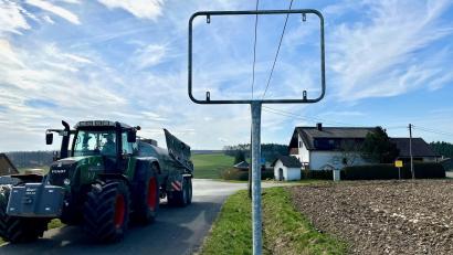 Bild: Gabi Schönberger
Ein Bulldog fährt gerade auf der Straße an dem fehlenden Ortsschild von Asbach vorbei. Die Gemeinde Kirchenthumbach hat bereits ein neues Schild bestellt.