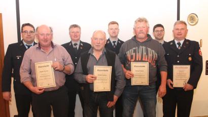 Bild: pi
Unter den Geehrten der Feuerwehr ist der neue Ehrenkommandant Wolfgang Reber (rechts).