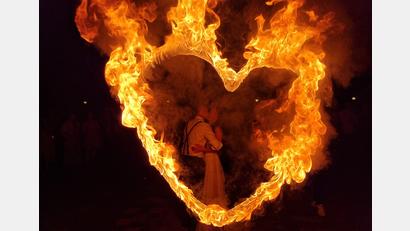 Bild: Florian Stilp/exb
Mit spektakulären Effekten begeistern die Feuerkünstler von „Drachenherz“ bei ihren Auftritten. Hier im Bild ein brennendes Herz bei einer Hochzeits-Show.