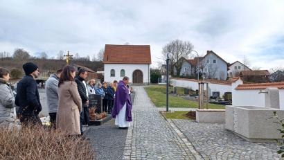 Bild: Birgit Übelmesser/exb
Vor zahlreichen Gläubigen segnete Pfarrer Heribert Stretz das neue Schöpfbecken am Friedhof in Kastl.