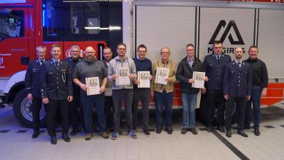 Bild: jma
Die Geehrten der Feuerwehr Vorbach mit Bürgermeister Alexander Goller (rechts) und Kreisbrandmeister Reiner Kopp (links).