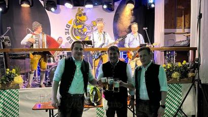 Bild: msk
Den Bieranstich beim Starkbierfest in Kirchenthumbach übernahm zweiter Bürgermeister Ewald Plößner (Mitte). Ihm halfen Vorsitzender Jonas Fenzl (links) und Stellvertreter Jan Reisner (rechts).