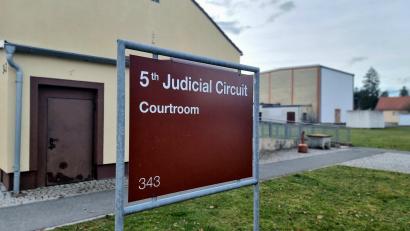 Bild: scm
Knapp drei Kilometer hinter dem Tor zu den Rose Barracks in Vilseck, in einem unscheinbaren beigen Gebäude befindet sich der Gerichtssaal des "Judicial Circuit".