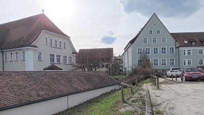 Bild: as
Das Amtsgebäude IV des Landratsamts Tirschenreuth soll sich einmal an Gebäude II (rechts im Bild) über eine Brücke anschließen. Die Vorarbeiten, darunter der Abriss der Garagen (links im Bild), sollten eigentlich in diesem Jahr vorangetrieben werden. Doch nun wird die 2024 für das Projekt eingeplante Million aus dem Kreishaushalt eingespart.
