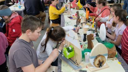 Bild: do
Kinder und Jugendliche begeisterten sich in der Ausstellungshalle des Kleintierzuchtvereins Eschenbach für das Osterbasteln. Auch Eltern, Omas und Opas hatten ihre wahre Freude