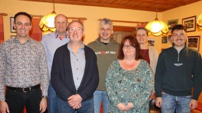 Bild: gru
Mitglieder des neuen und alten Vorstands mit Hans-Jürgen Strehl, Manfred Rupprecht, Karl Fischer, Manfred Pirner, Kerstin Pilhöfer, Elke Wopperer und Markus Paulus.