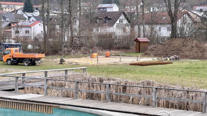 Bild: hdk
Die Mitarbeiter des Bauhofes in Königstein bereiteten die neue Freilichtbühne im Naturbad letzte Woche vor.