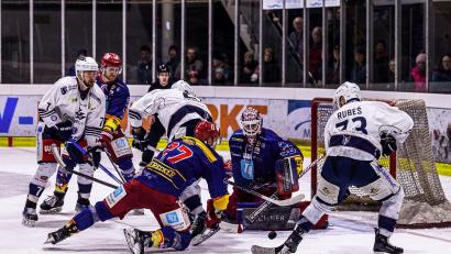 Bild: Werner Moller
Brenzlige Szene vor dem Kasten des EC Peiting: Die Blue Devils gewannen am Sonntag auch das zweite Match im Play-off-Viertelfinale.