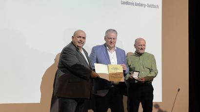 Bild: Reinhard Weber/exb
Thomas Gebele, Richard Reisinger und Reinhard Weber (von links) bei der Ehrung.