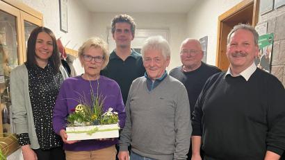 Bild: OGV Brand/exb
Ehrungen standen beim Obst- und Gartenbauverein an: (von links) Zweite Vorsitzende Liudmyla Erhardt, Annelinde Hautmann, Vorsitzender Stefan Doleschal, Reinhard Bauer, Andreas Scherm und Bürgermeister Bernhard Schindler.