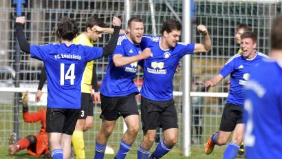 Bild: Hubert Ziegler
Siegerjubel des FC Edelsfeld: Simon Strehl (Zweiter von rechts) ballt die Faust und wird von seinen Mitspielern gefeiert. Gerade hat er den Siegtreffer für seine Mannschaft im Heimspiel gegen den SV Hahnbach II erzielt.
