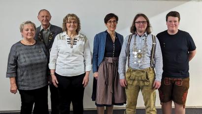 Bild: Hubertus Ursensollen/exb
Die neuen Würdenträger von Hubertus Ursensollen (von links): Zweite Zofe Ingrid Rindfleisch, Zweiter Ritter Klaus Zagel, Erste Zofe Erika Rauch, Liesl Lisa Stepper, König Michael Zeitler, Erster. Ritter Jonas Sperber.