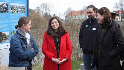 Bild: wro
Am Kornthaner Weiher trafen sich MdB Tina Winklmann, Anna Klupp, Kreistagsmitglied und Kreis-Fraktionschef von Bündnis 90/Die Grünen Josef Schmidt und Staatssektretärin Dr. Ophelia Nick (von links).