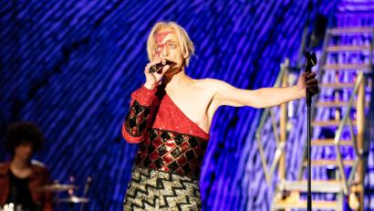 Bild: Birgitta Weizenegger/exb
Hans Piesbergen stellt den Protagonisten David Bowie täuschen echt nach.