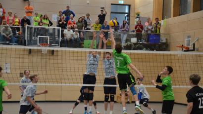Bild: Lionel Schaller/exb
Die jungen Amberger Volleyballer (grüne Trikots) landeten bei der "Bayerischen" in eigener Halle auf Platz vier. Die Szene stammt aus dem Spiel um Platz drei gegen den ASV Dachau.